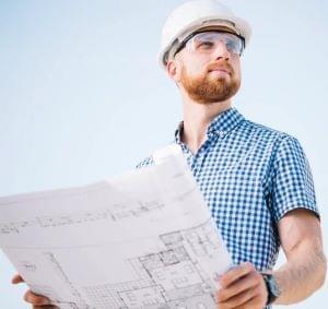 робітник в касці з проектом